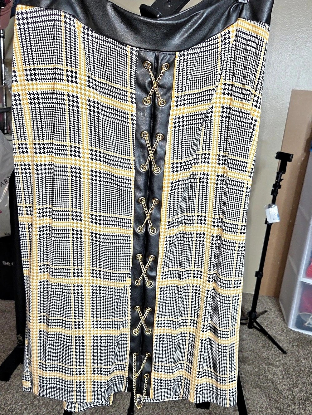 Ashley Stewart Pugoldtrlmblkwh12nodim Plaid Midi Skirt in Black & Yellow Size 12